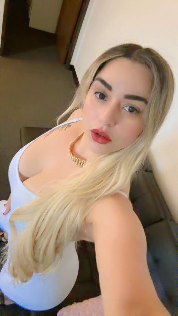 Mónica photo 1